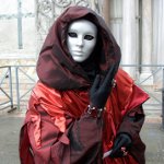 Како направити маску са својим рукама за Ноћ вештица?
