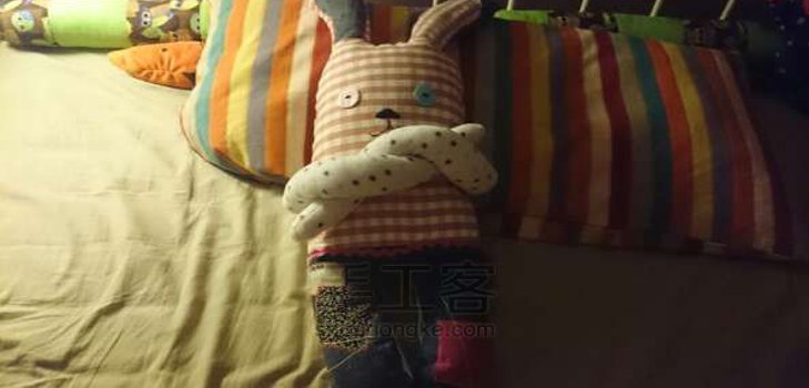 Мекана играчка зека с властитим рукама
