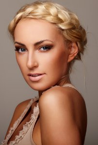 Новогодишња коса с плетеницама