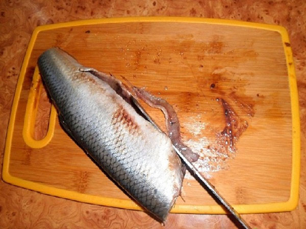 Како добро и брзо исећи харингу из костију