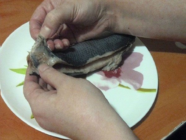 Како добро и брзо исећи харингу из костију
