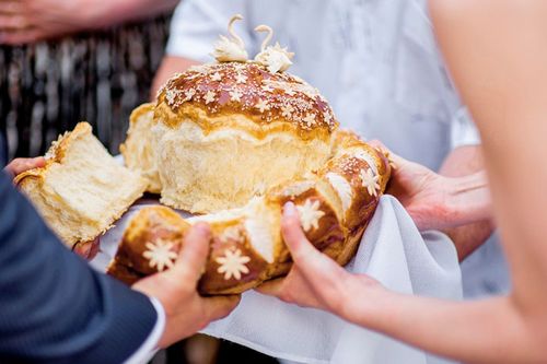 Састанак после канцеларије матичне књиге са крофом