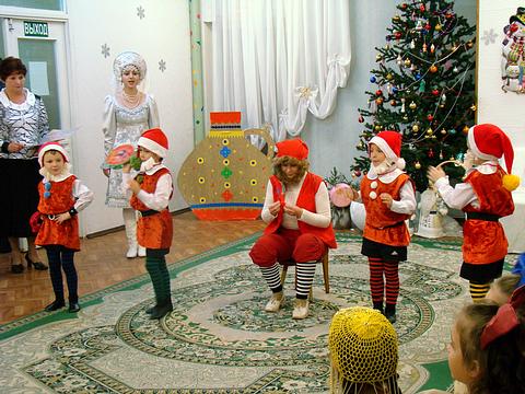 деца прослављају нову годину