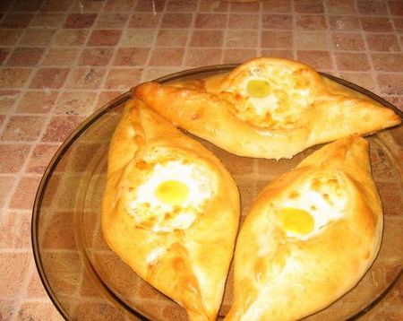Можете направити кхацхапури на кефир или павлака. Као пуњење користите јаја или месо. Истовремено, што више одлазите из класичног рецепта, то ће бити теже да се ваш кулинарски ремек дело назове прави кхачапури. 