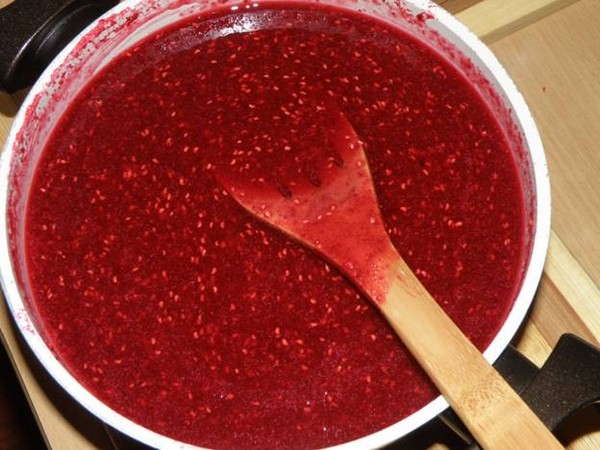 Малина са шећером за зиму без кувања, Пиатиминутка, у замрзивачу. Рецепт за свеже малине, нарибан шећером